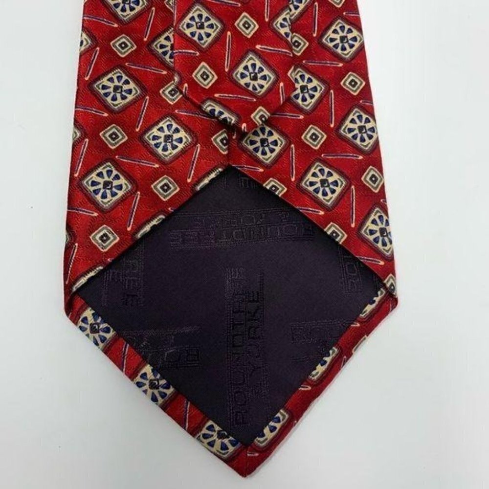 Roundtree & Yorke Red Silk Tie - Picture 3 of 4